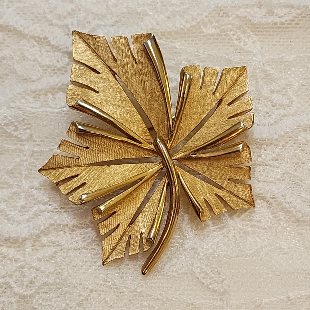 Vintage Gold Toned Signed Crown Trifari Leaf Brooch